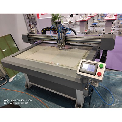 氣功內(nèi)衣布料沖孔機(jī)