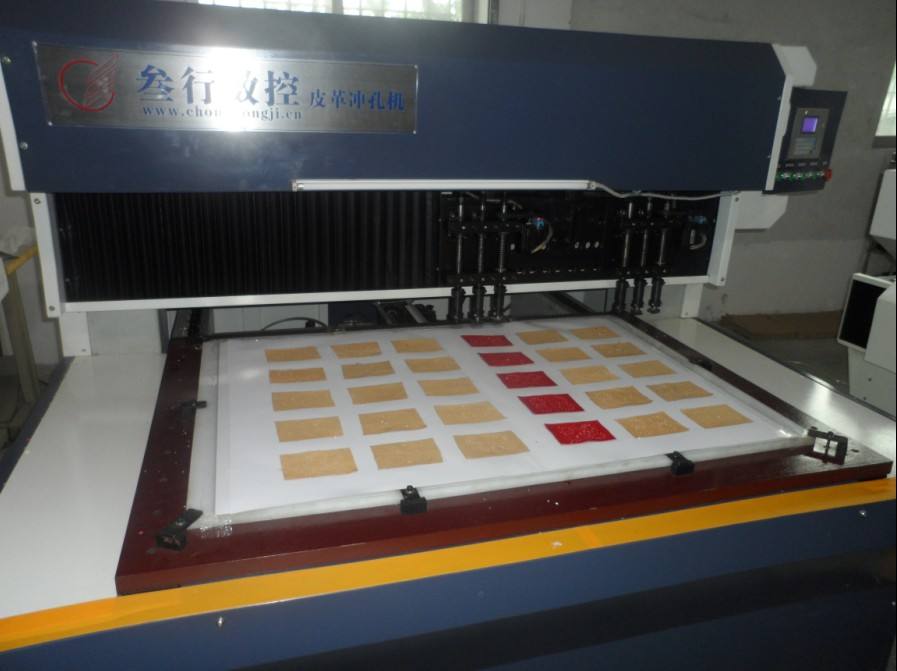 數(shù)碼皮革沖孔機(jī)    